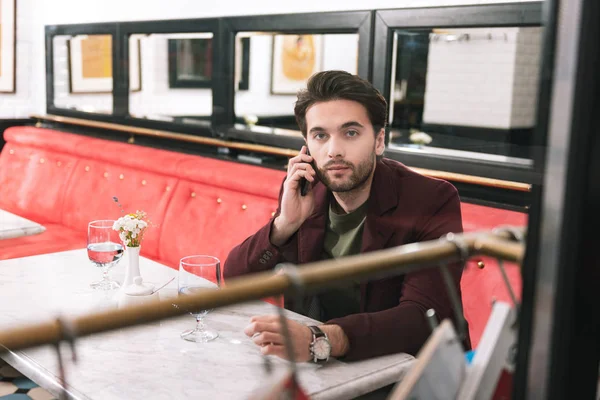 Ambitious handsome man calling girlfriend — Stock Photo, Image