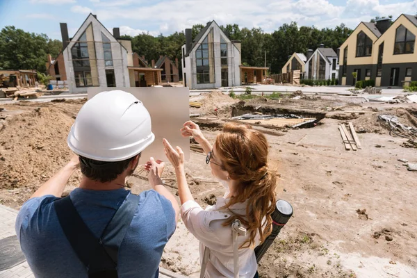 Intelligent professionella arkitekter utbyta idéer — Stockfoto