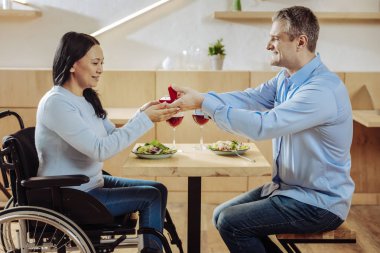 Mutlu adam aile kurmak