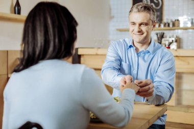 Sağlam adam bir kadın için bir hediye sunmak