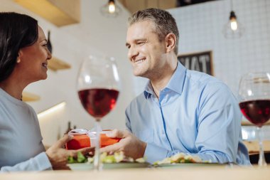 Mutlu kadın bir hediye alma