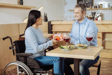 Güzel bayan bir adamdan bir hediye alma