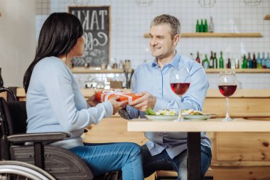 Sağlam adam bir bayan için bir sürpriz yapma