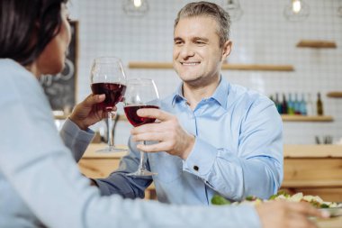 Yakışıklı adam bir bayan arıyorum