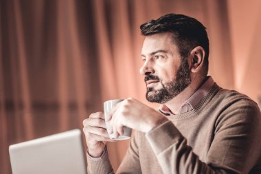 Düşünceli adam beyin fırtınası oturma dizüstü yanında