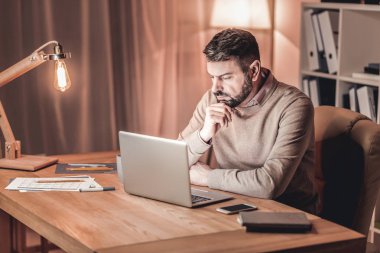 Ekrana bakarak konsantre adam