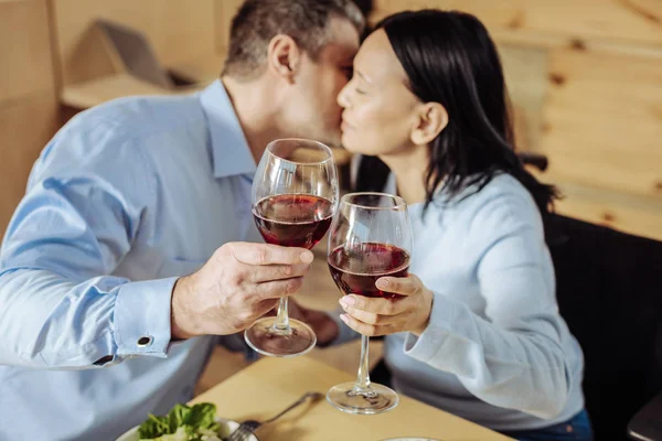 Hombre y mujer de alto espíritu bebiendo vino — Foto de Stock