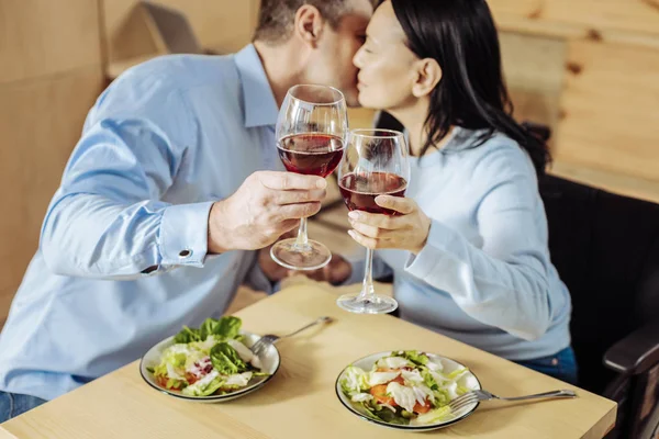 Marido e esposa agradáveis passar o tempo juntos — Fotografia de Stock