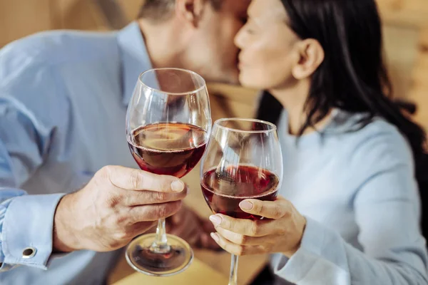 Привлекательная пара целуется в ресторане — стоковое фото