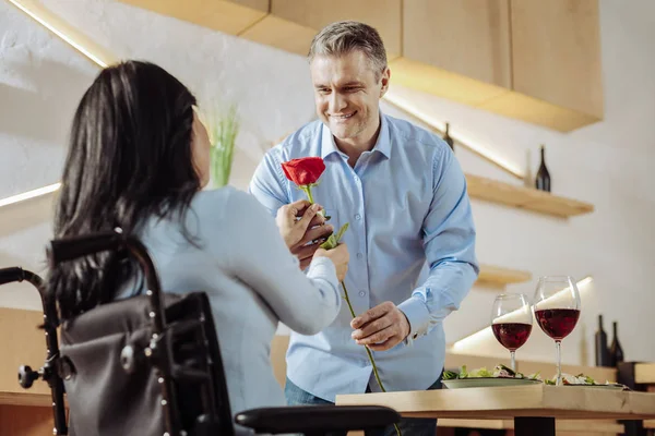 Morena mulher sendo presenteado com uma flor — Fotografia de Stock