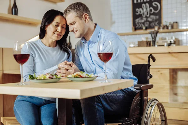 Angenehme Frau verbringt Zeit mit einem Mann — Stockfoto