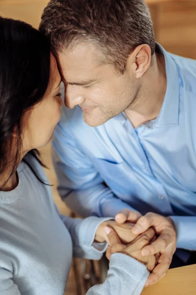 Casal bonito expressando sentimentos — Fotografia de Stock