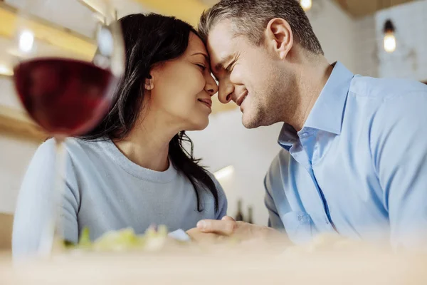 Angenehme Männer und Frauen, die viel Spaß haben — Stockfoto