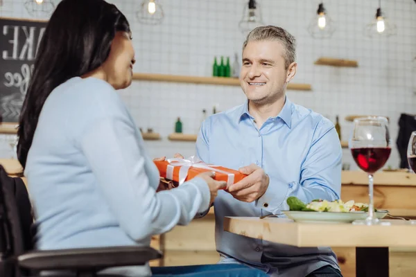 Geïnspireerd paar drinken van wijn — Stockfoto