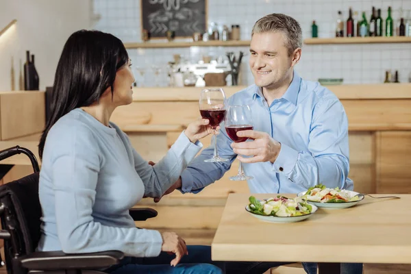 Парализованная женщина ужинает с мужчиной — стоковое фото