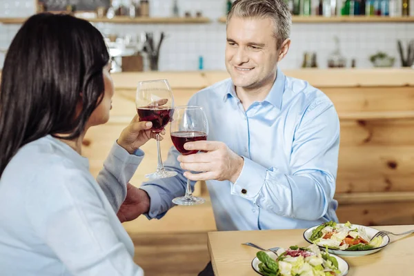 Homme et femme pleins d'entrain qui élèvent des lunettes — Photo