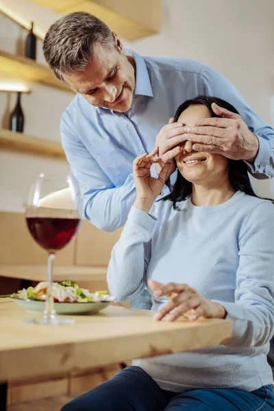 Pareja divertida teniendo grandes momentos — Foto de Stock