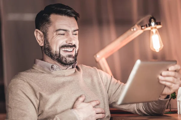 Homem sorrindo inteligente segurando um tablet — Fotografia de Stock