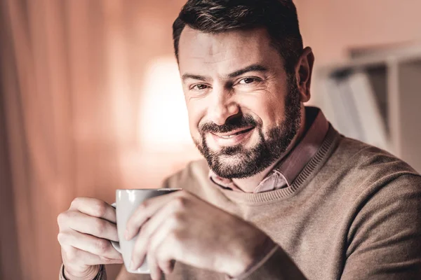 Homme d'affaires prospère buvant du café — Photo