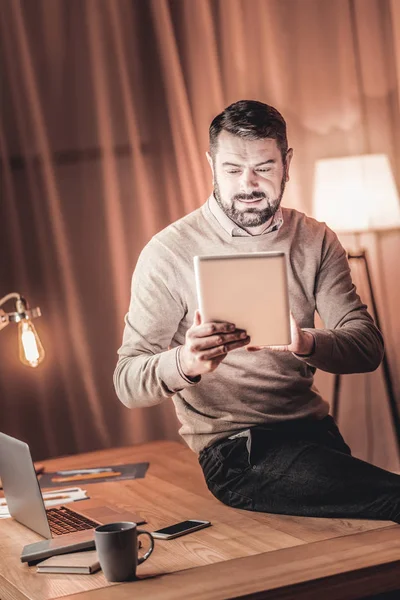 Motivierter Mann nutzt soziale Medien — Stockfoto