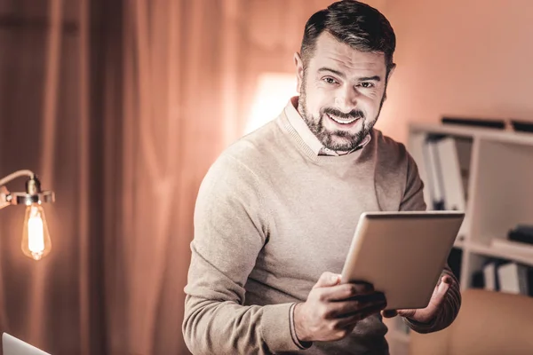 Schöner Mann checkt E-Mails — Stockfoto