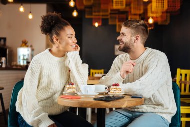 Sabah sütlü tatlı zevk genç ışınlama çift