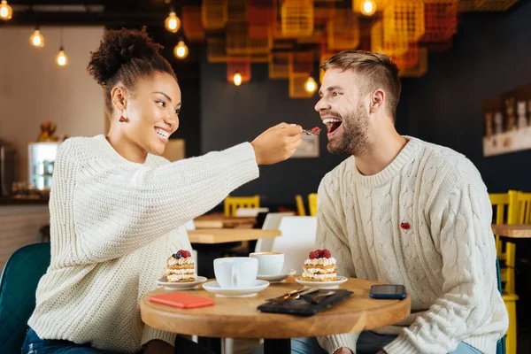 Cura fidanzata dando pezzo di torta suo marito — Foto Stock