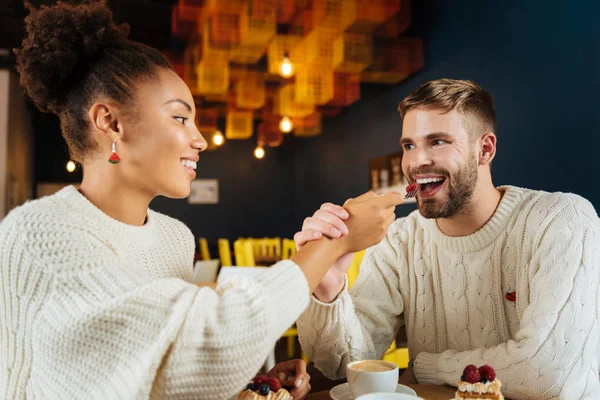 Светловолосый бородатый мужчина ест десерт с женой — стоковое фото