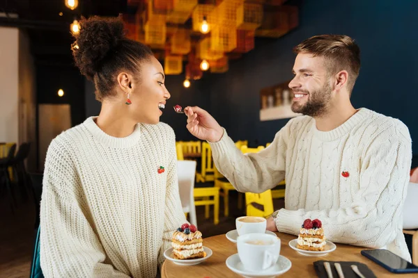 Cuidar hombre cariñoso dando pedazo de pastel a su esposa —  Fotos de Stock