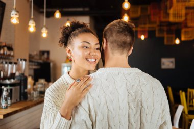 Esmer kıvırcık kadın sevgilisi onu toplantı sarılma