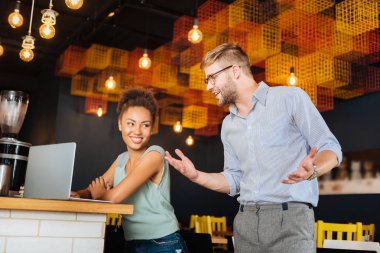 Sarışın adam gözlüklü meslektaşı için konuşuyor