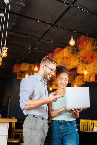 Eleganta framgångsrika par använder sin laptop medan du arbetar — Stockfoto