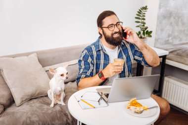 Meşgul başarılı uzak alt telefonla konuşurken gülümseyen