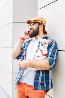 Uzak alt iş merkezi yakınlarındaki telefon ayakta konuşurken