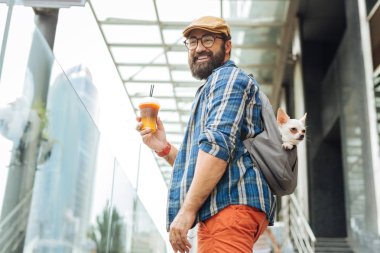 Uzak alt komik alışveriş merkezi köpeğiyle mi duygu