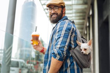 Gülümseyen yakışıklı buz latte alışveriş merkezi dışında içme