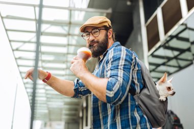 Dışarıda duran ve kahve içme esmer serbest meslek