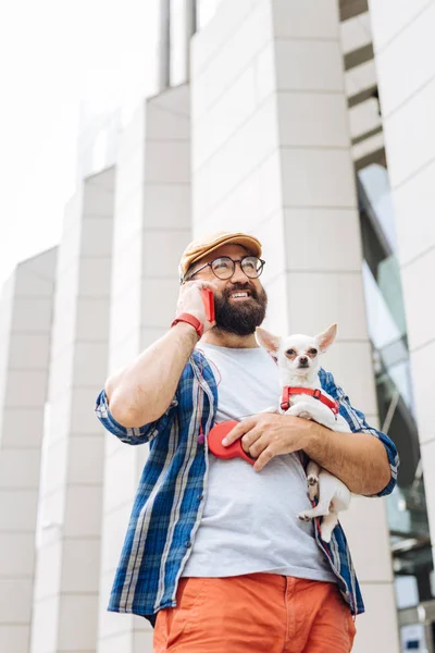 Marido cuidando chamando sua esposa enquanto caminhava com o cão — Fotografia de Stock