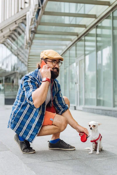 Yürürken telefonda konuşurken sakallı esmer adam