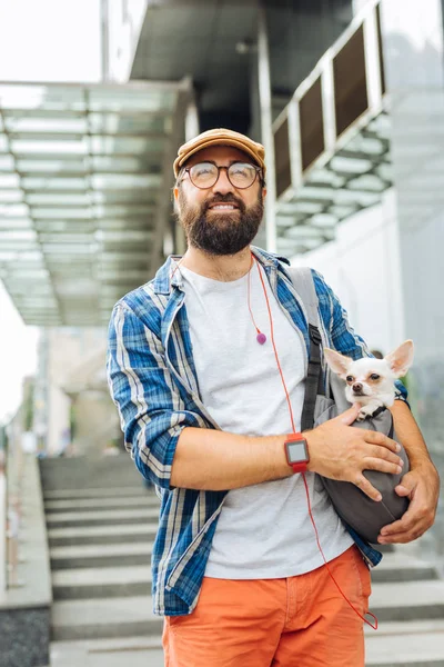 Sakallı işadamı eserleri ile küçük hayvan bırakarak