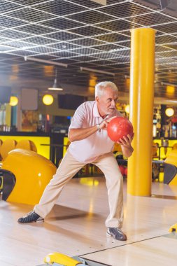 Onun amacı görünen ciddi güzel adam