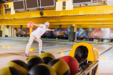 Zevk ile bowling oynayan adam çok iyi güzel yaşlı