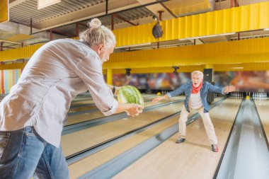 Bir karpuz holding neşeli iyi adam