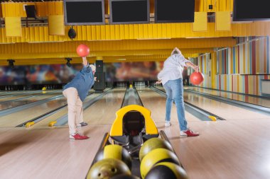 Yarışmaya katılan profesyonel bowling oyuncular