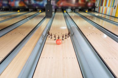 Bowling topu bir kulüp şişelerde isabet