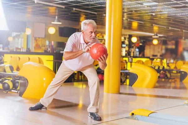 Niza anciano hombre preparándose para lanzar la pelota —  Fotos de Stock