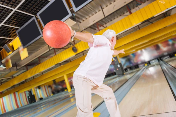 Selektivní fokus oranžové bowlingové koule — Stock fotografie