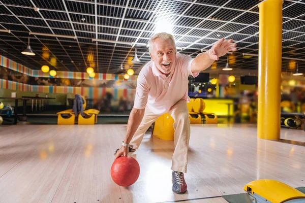 Feliz anciano agradable lanzando la pelota — Foto de Stock