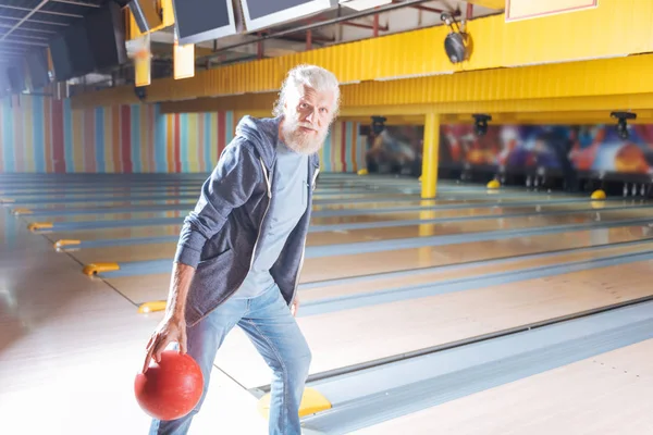Pozitivní milý muž držící bowlingové koule — Stock fotografie