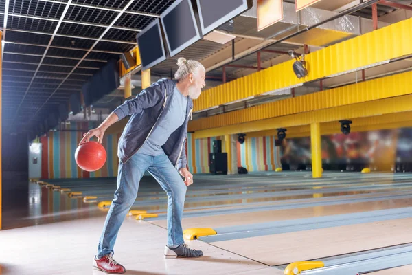 Nice vousatý člověk hraje bowling fervantly — Stock fotografie